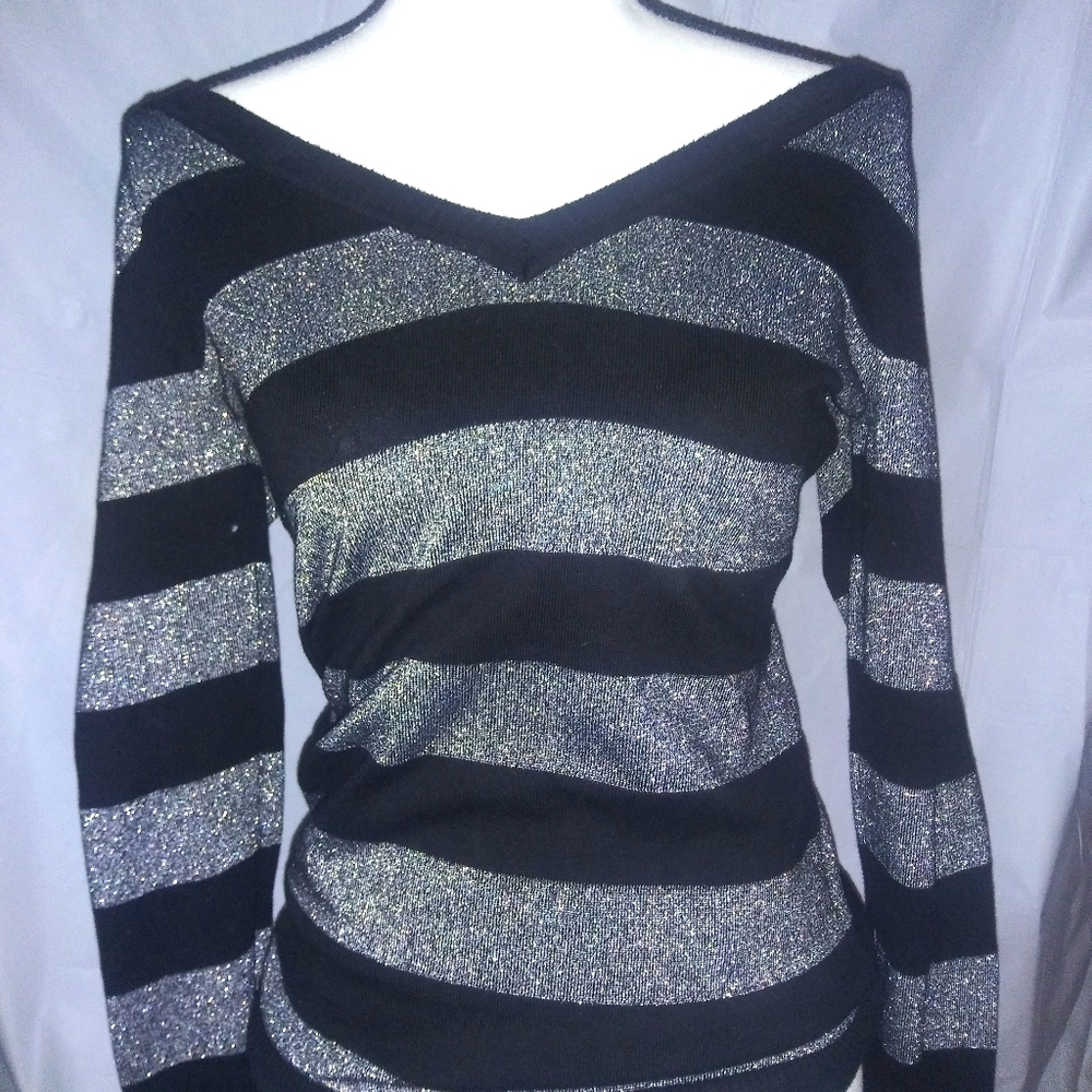 Rue 21 fitted medium striped v-neck top